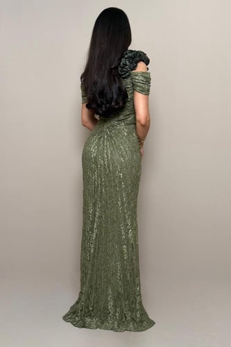 فستان سهرة دانتيل اخضر بكسرات جانبية وورود بارزة