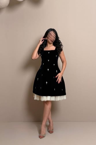 فستان مخملي كحلي قصير بتطريزات ناعمة