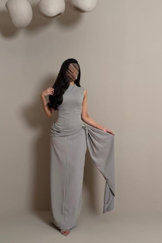 فستان رمادي بقصة مستقيمة وتفصيل جانبي ناعم