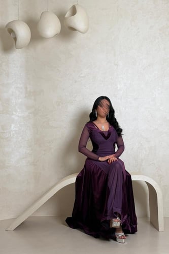 فستان بنفسجي مخملي بتصميم ضيّق وانسيابية فاخرة