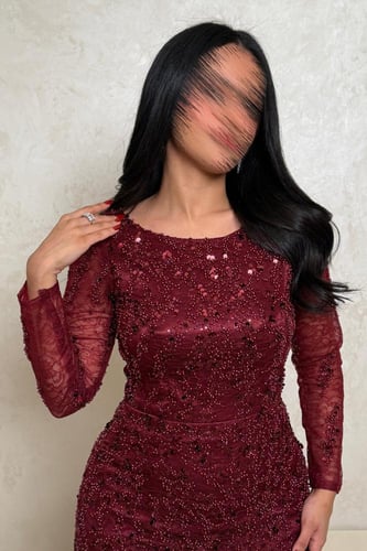 فستان سهرة عنابي مطرز بأكمام طويلة وتصميم راق