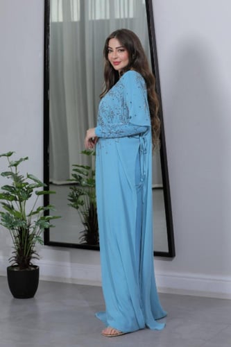 فستان واسع تركواز مزين بالفصوص مع بطانة ساترة