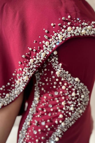 فستان خمري بتطريز لؤلؤي فاخر وتصميم أنثوي أنيق