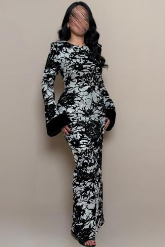 فستان سهرة أسود وفضي بنقشة لامعة وأكمام فرو