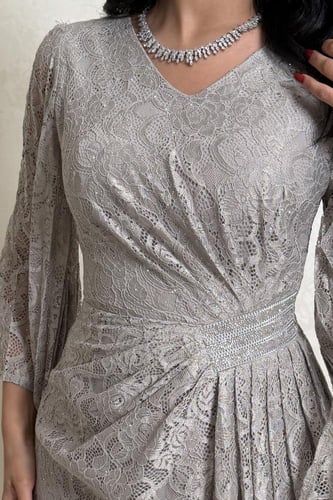 فستان دانتيل رمادي فاتح بتصميم راقٍ وأكمام واسعة