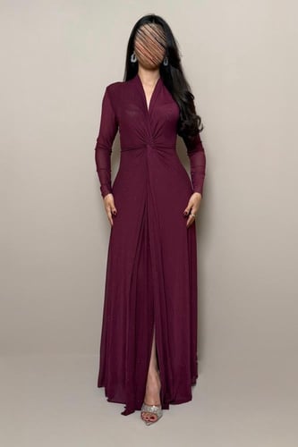 فستان بنفسجي لامع بتصميم ضيّق وأكمام طويلة