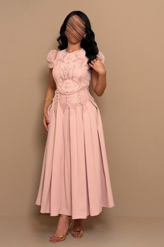 فستان وردي أنيق بتصميم ناعم وقصة أنثوية