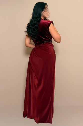 فستان أنيق بقصة لف باللون العنابي