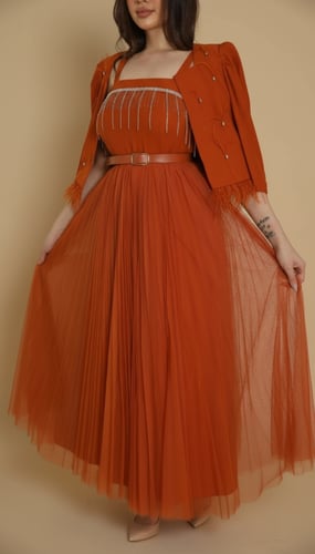 فستان تل طويل بكشكش مزين بالكريستال مع جاكيت وحزام