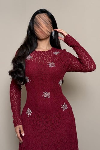 فستان عنابي مطرّز بتصميم أنيق من مليحة