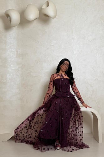 فستان سهرة بنفسجي مطرز بتول شفاف وأكمام طويلة