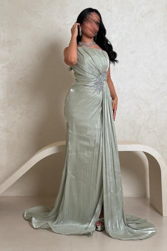 فستان أخضر فاتح لامع بتصميم فاخر وتطريز كريستالي