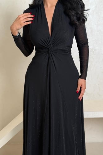 فستان أسود لامع بتصميم ضيّق وأكمام طويلة