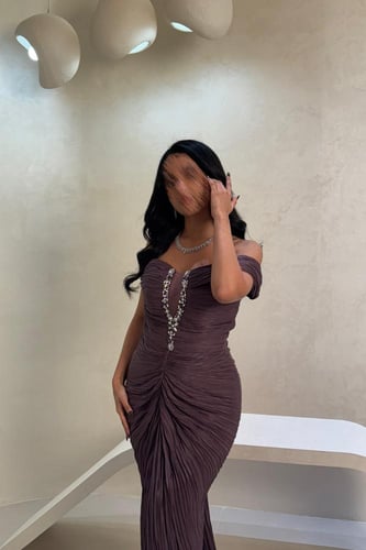 فستان بنفسجي مطرز بتصميم مكسر وأكتاف ساقطة