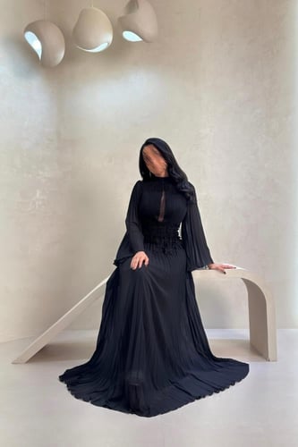 فستان سهرة أسود بكسرات وتطريز خرز فاخر على الخصر