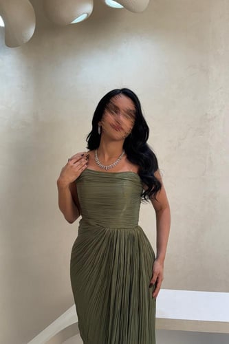 فستان سهرة زيتي بدون أكمام بكسرات حريرية وانسيابية...