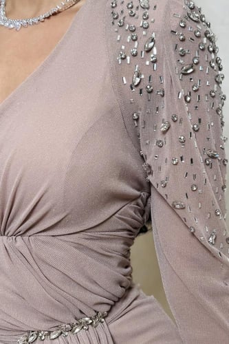 فستان سهرة لحمي فاتح مطرز بكم طويل مع كسرات أنيقة