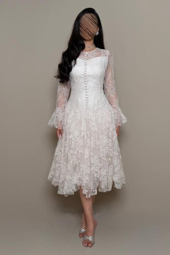 فستان دانتيل نود بأكمام شفافة وأزرار أمامية