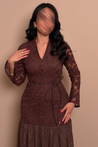 فستان دانتيل بني بحزام خصر