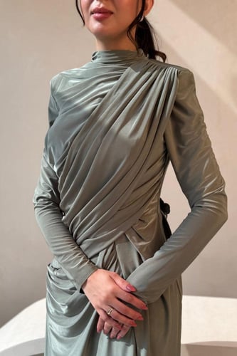 فستان سهرة زيتي بكم طويل وتصميم انيق مع فتحة ظهر