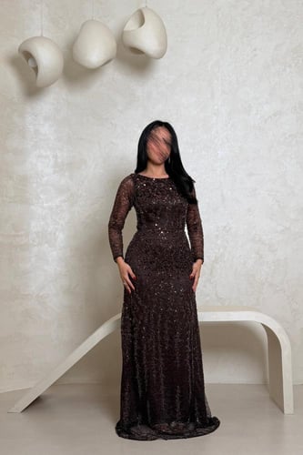 فستان بني مطرّز بتفاصيل براقة