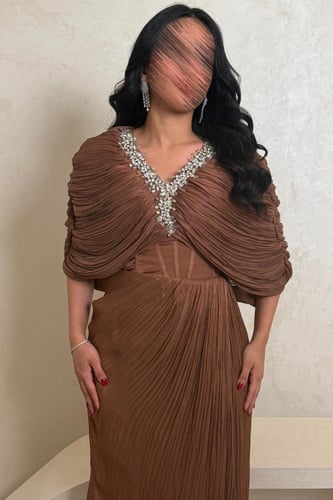 فستان بني لامع بتصميم فاخر وتطريز كريستالي