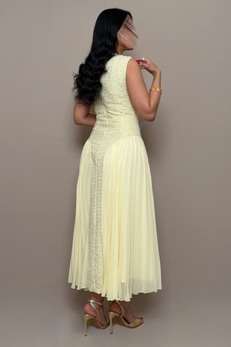 فستان ليموني بقصة خصر محددة ولمسة زهرية أنيقة