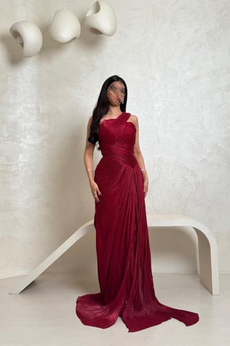 فستان احمر بتصميم كسرات وقصة كت فاخرة