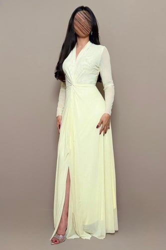 فستان اصفر لامع بتصميم ضيّق وأكمام طويلة