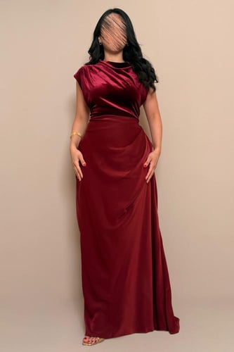 فستان أنيق بقصة لف باللون العنابي