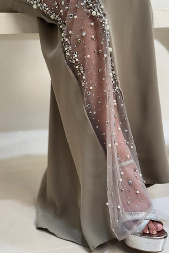 فستان زيتي مطرز بتفاصيل لؤلؤية مع جاكيت أنيق