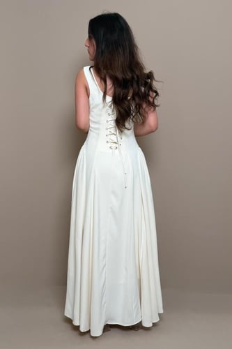 فستان بيج سكري طويل بتفاصيل زهور بارزة ولمسة أنثوي...