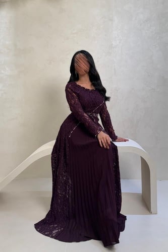 فستان بنفسجي دانتيل بأكمام طويلة وتفاصيل مطرزة مع...