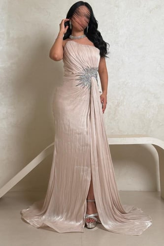 فستان أوف وايت لامع بتطريز جانبي فاخر