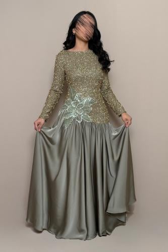 فستان سهرة زيتي بتطريز أنيق من مليحة
