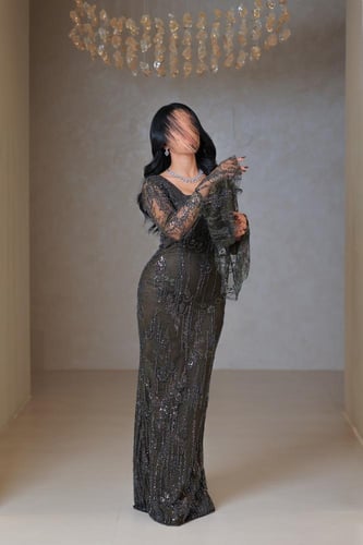 فستان زيتي غامق مطرز بالكامل بتصميم أنيق