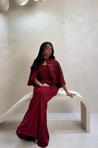 فستان احمر خمري مطرز بكاب أنيق