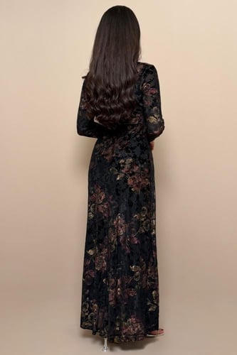 فستان أسود مخملي بتطريز زهور فاخرة