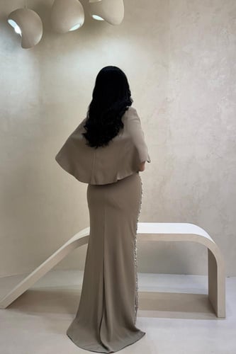 فستان زيتي مطرز بتفاصيل لؤلؤية مع جاكيت أنيق