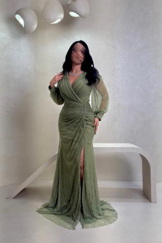 فستان دانتيل زيتي بتفاصيل كريستال وقصّة ملفوفة راق...