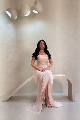 فستان أوف وايت فاتح بتصميم مكسر بدون أكمام