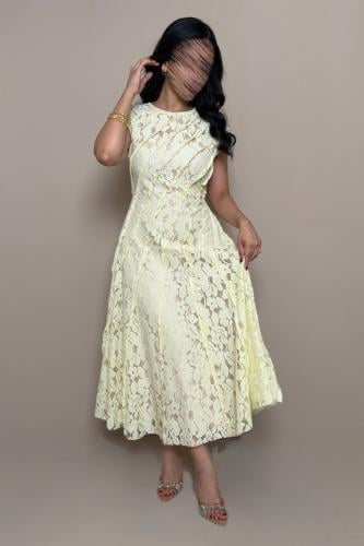 فستان اصفر أنيق بتصميم أنثوي ناعم