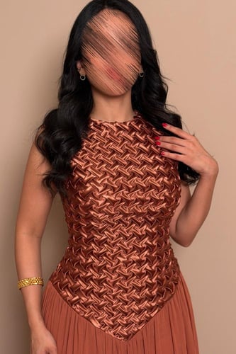 فستان طوبي بتصميم أنيق بتفاصيل منسوجة