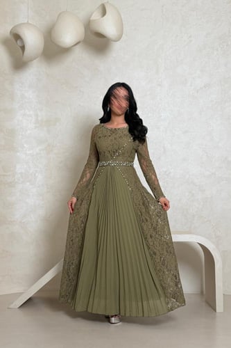 فستان دانتيل زيتي بأكمام طويلة وتفاصيل كسرات من ال...