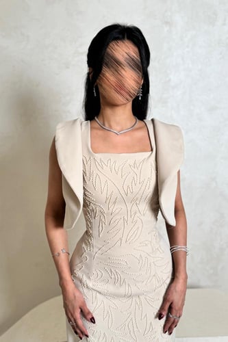 فستان بيج مطرّز بتصميم أنيق وكتف مرفرف