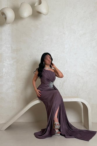 فستان بنفسجي لامع بتصميم فاخر وتطريز كريستالي