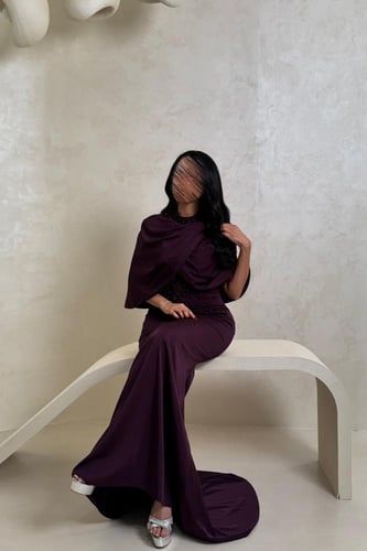 فستان بنفسجي غامق بتفاصيل خرز وتصميم راق