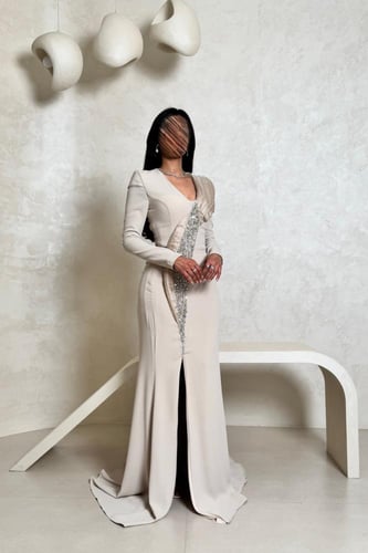 فستان بيج مطرز بتفاصيل فخمة على الكتف