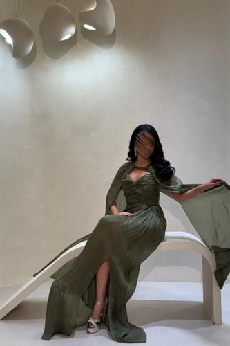 فستان أخضر لامع بتصميم فاخر وانسيابي