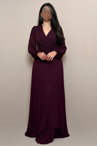 فستان بنفسجي بطبقات انسيابية بتفاصيل أنثوية راقية